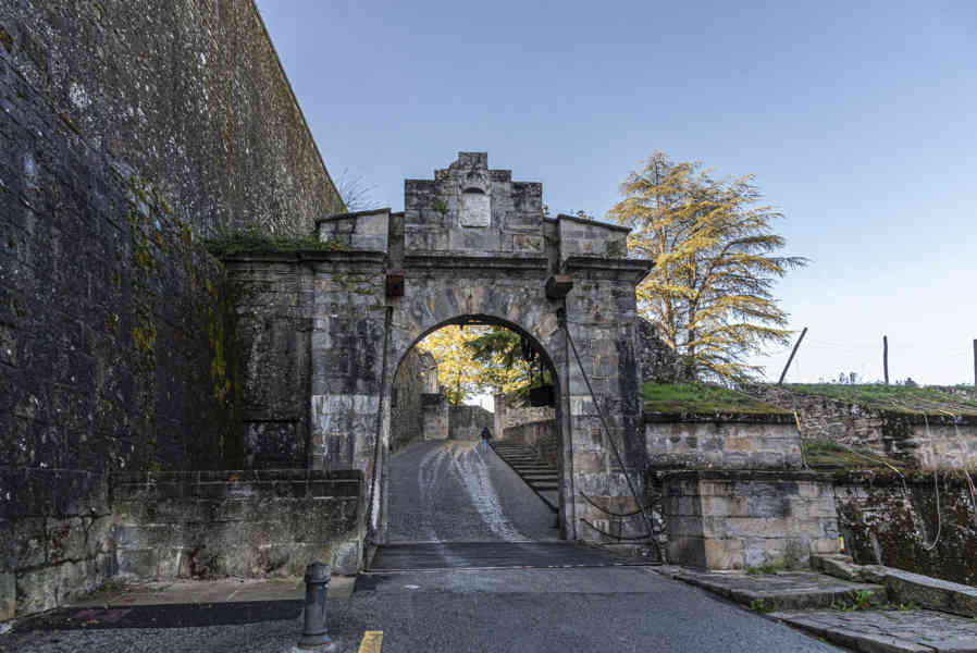 Pamplona 061 - Puerta de Francia.jpg